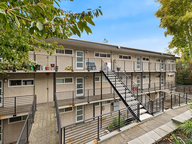 Catalina Apartments — Photo 3