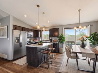635 Strafford Dr, Zumbrota, MN 55992