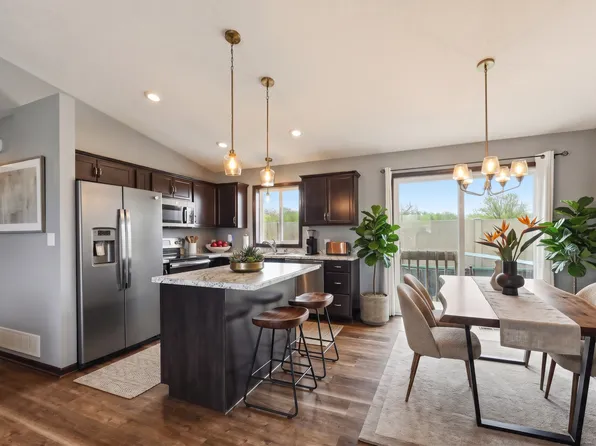 635 Strafford Dr, Zumbrota, MN 55992