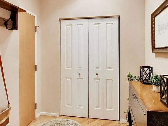 2nd image of 550 N Kingsbury St APT 520