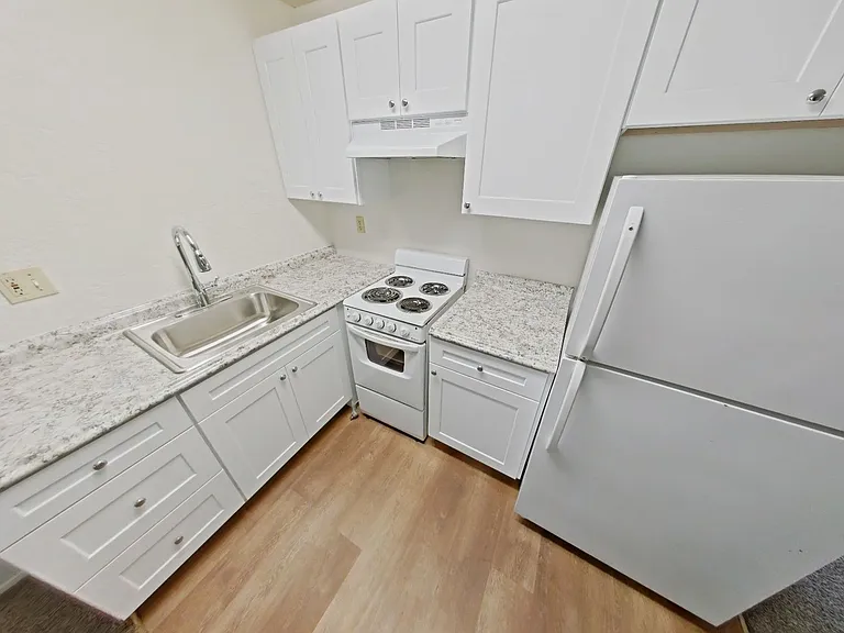 710 E 15th Aly — Photo 9