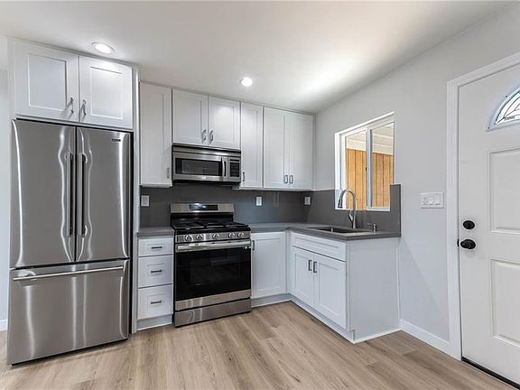 3rd image of 636 E Avenida De Los Arboles #B