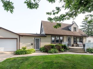 320 E 2nd St, Genoa, IL 60135