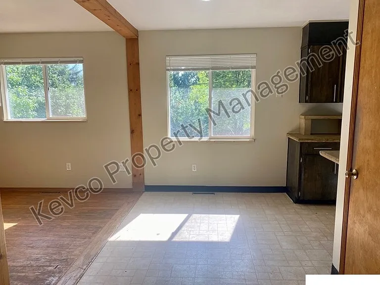 1400 Hillcrest Dr — Photo 4
