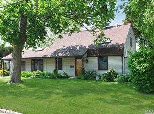 256 Raff Ave, Carle Place, NY 11514