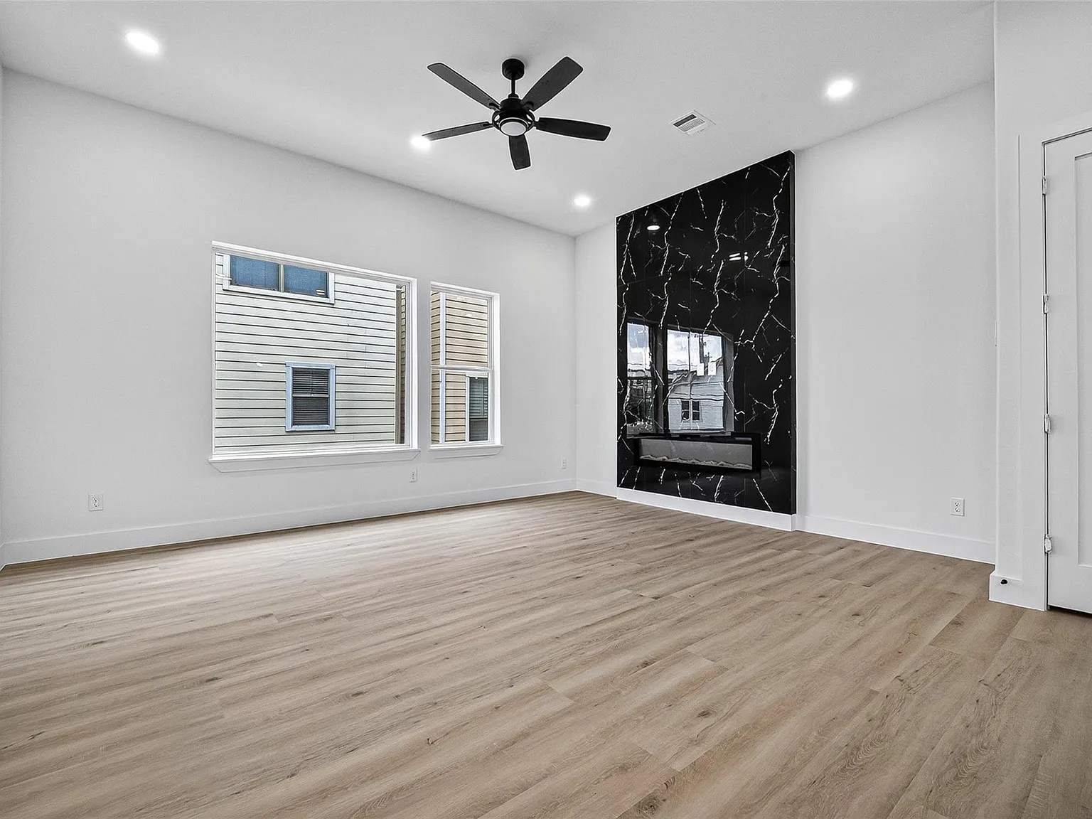 3 bed, 3.5 bath, 2155 sqft, $4,790 — Photo 4