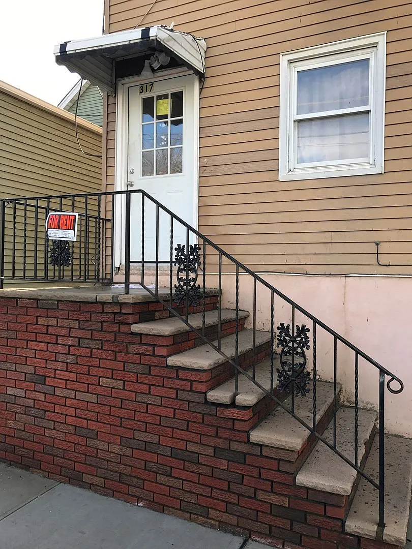 317 Warren St — Photo 2