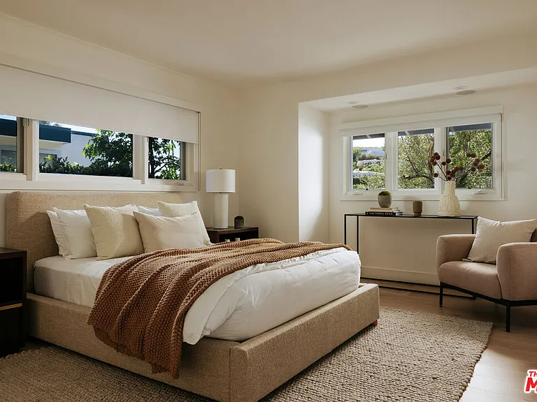 1744 N Doheny Dr — Photo 19