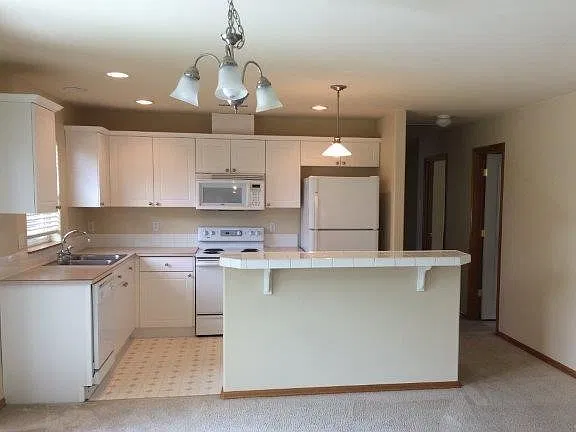 Wonderful Redmond Home with Large Fenced Backyard! — Photo 2