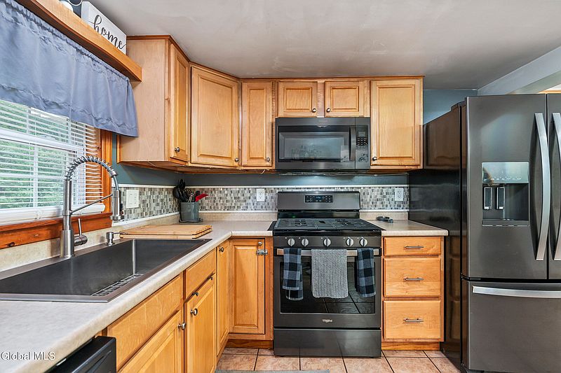 5th image of 658 Bruno Road