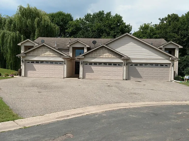 821 Creekside Cir — Photo 1