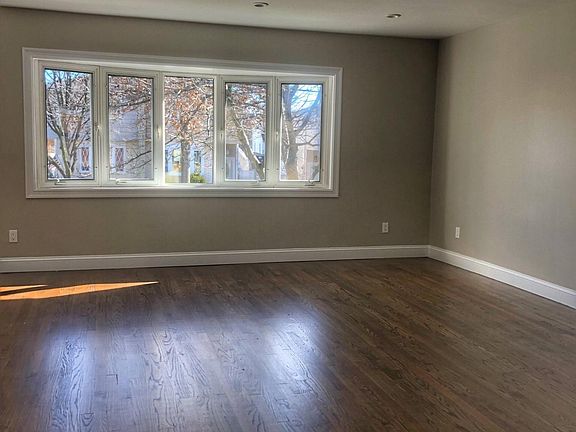 5th image of 215 Greencroft Ave