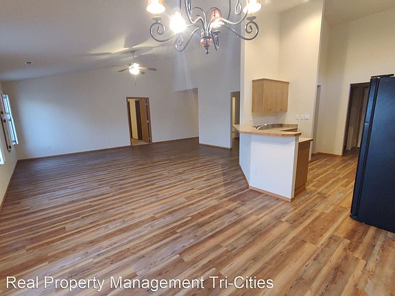 5th image of 1556 Larkspur Dr