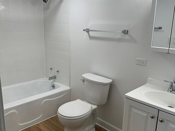 3rd image of 2550 W Catalpa Ave #B