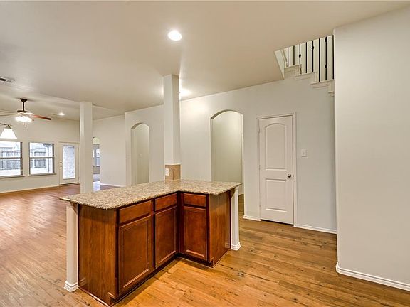 5th image of 594 Miramar Dr