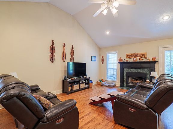 4th image of 705 Thornbrooke Ct
