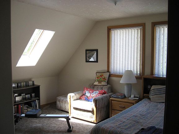 Bright Master bedroom w/ skylites & walk in closet