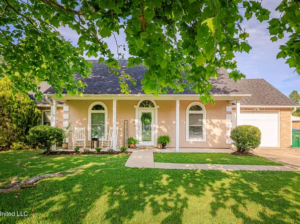 8730 Boxwood Ln, Gautier, MS 39553