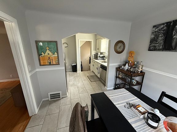 3rd image of 128 N Rembrandt Ave
