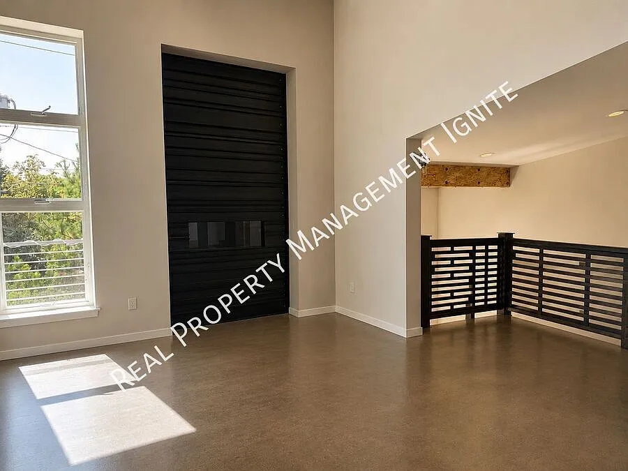 Modern Home in Premier Westside Location — Photo 3