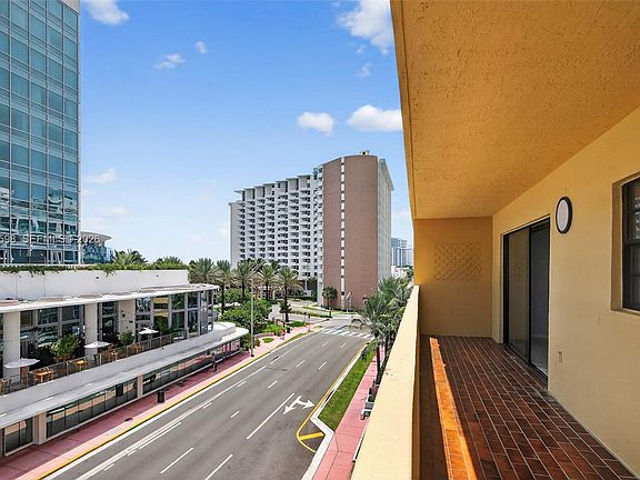 5th image of 2924 Collins Ave APT 501
