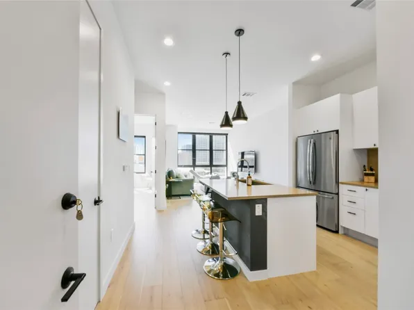 800 Embassy Dr APT 327, Austin, TX 78702
