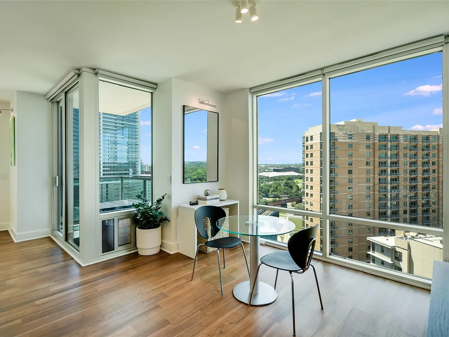 2 bed, 3.0 bath, 1687 sqft, $6,400 — Photo 3