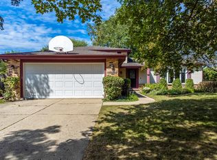 1137 Weeping Willow Ln, Libertyville, IL 60048