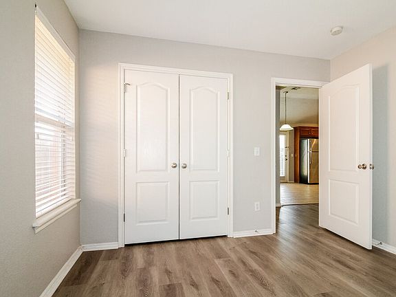 5th image of 716 Cavecreek St