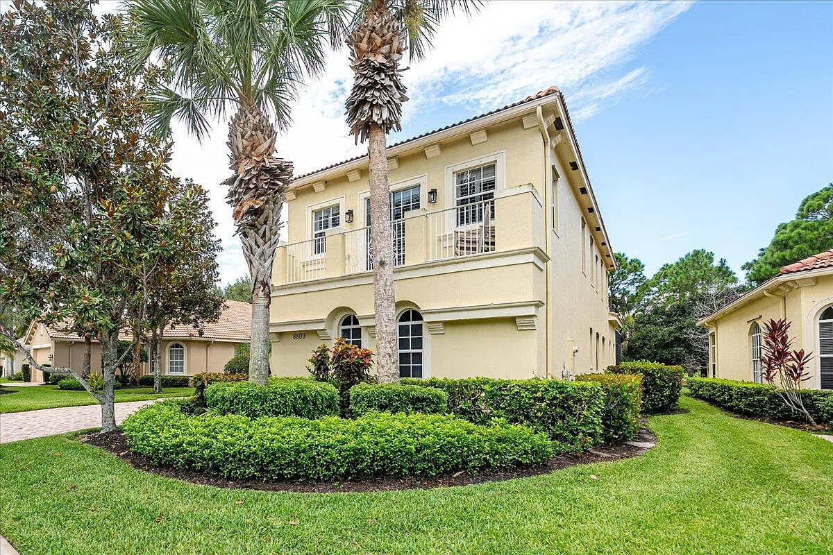4 bed, 3.5 bath, 3256 sqft, $7,000 — Photo 2