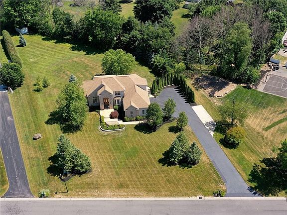 4th image of 8 Grey Wolf Dr