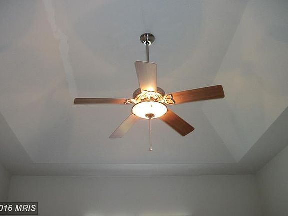 5th image of 401 Montgomery Ct