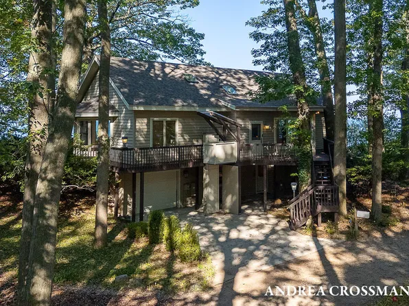 2542 Lakeshore Dr, Fennville, MI 49408