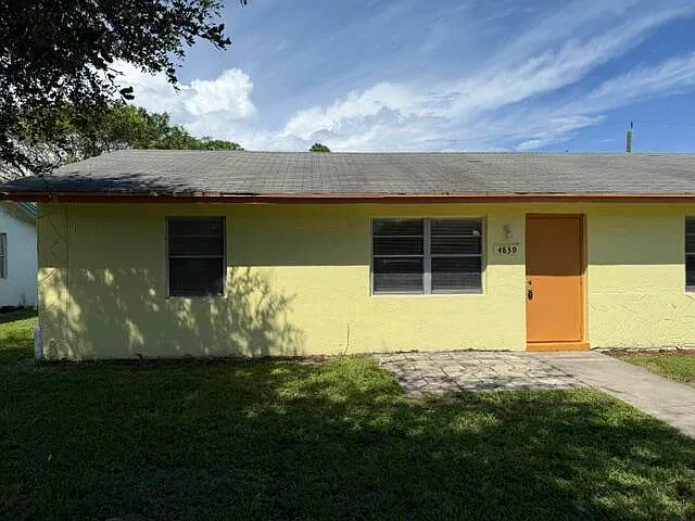 3 bed, 1.0 bath, 1050 sqft, $2,200 — Photo 1