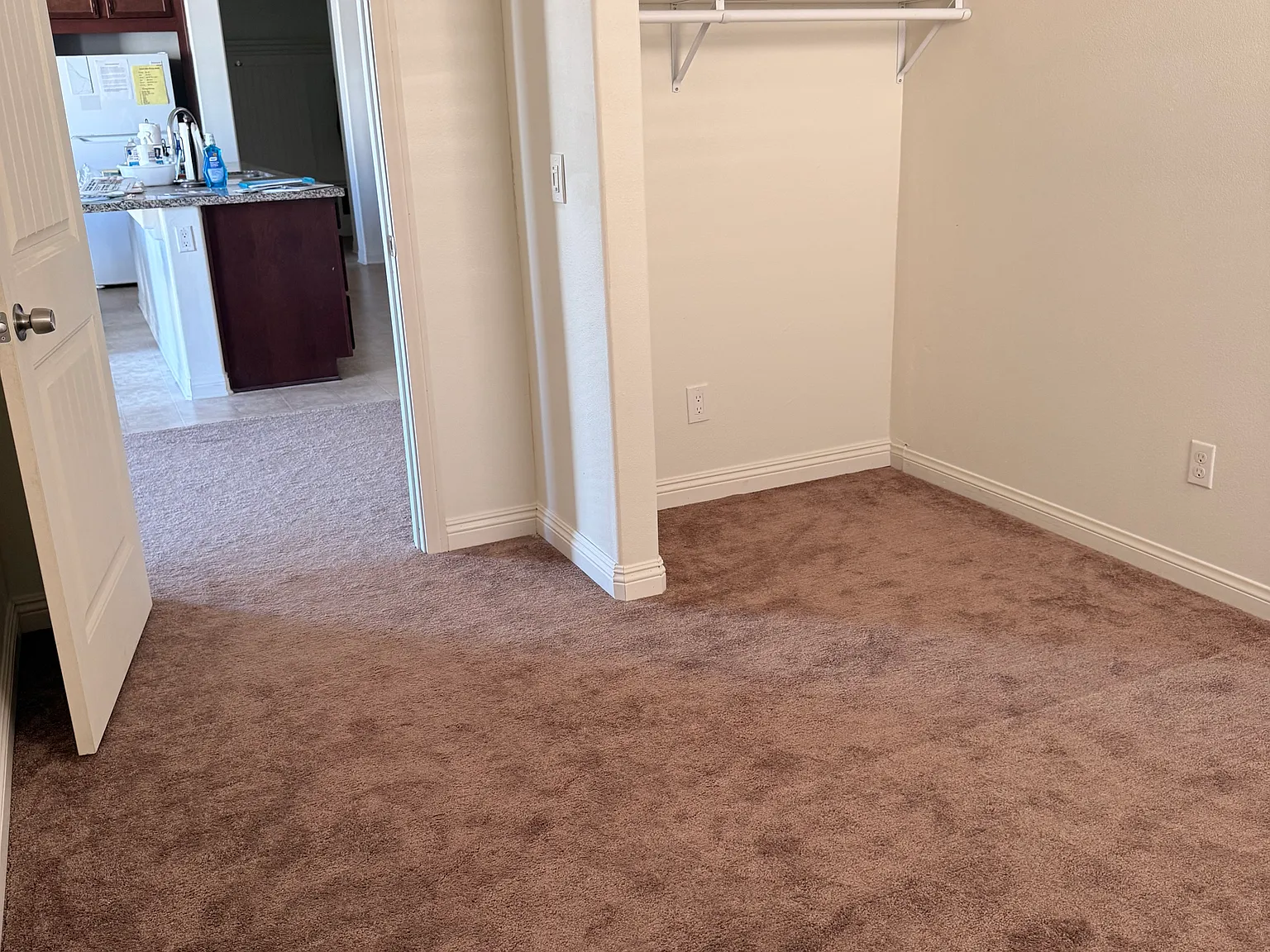 6 bed, 4699 sqft, $860 — Photo 3