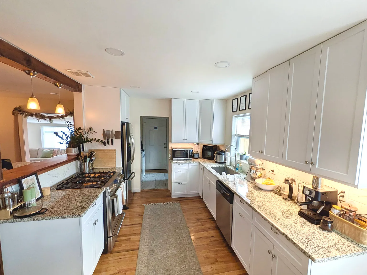 3 bed, 1292 sqft, $2,700 — Photo 2