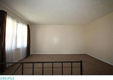 3rd image of 482 Amesbury Dr