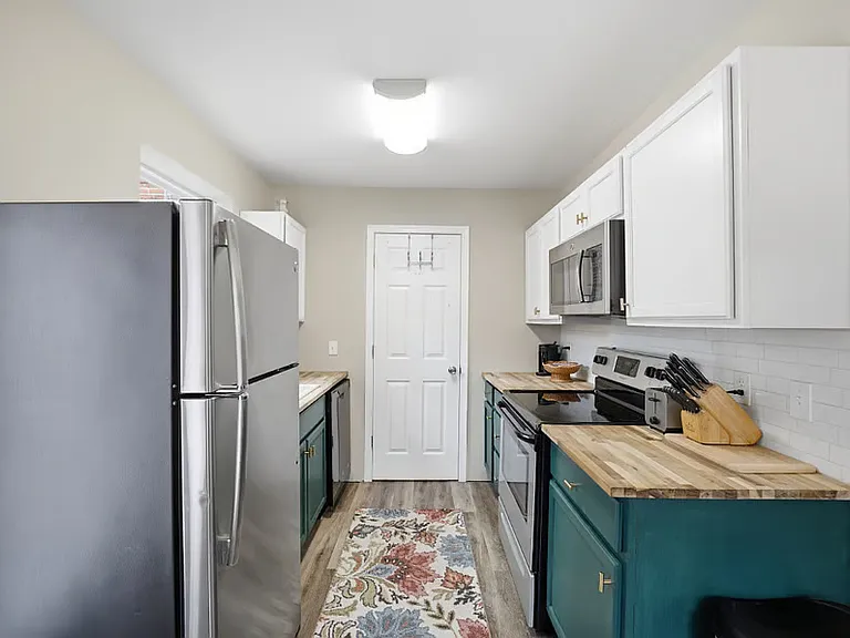 831 Gates Ave #C — Photo 8