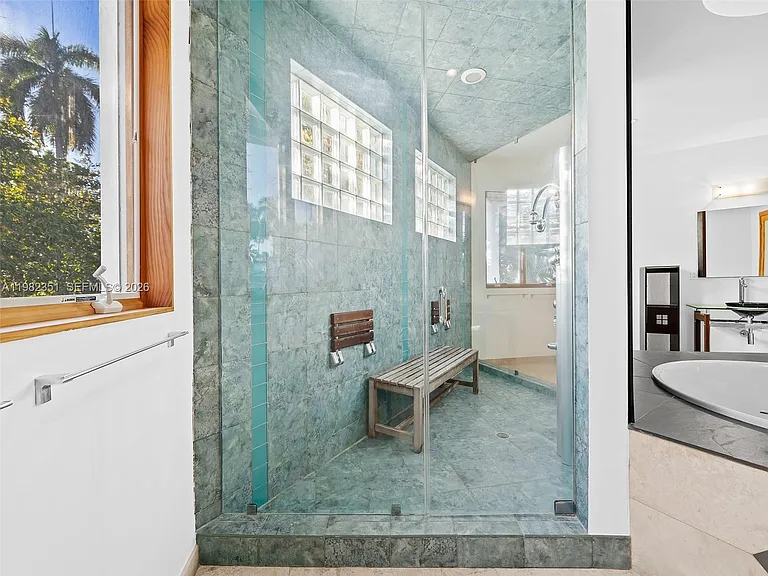 450 Victoria Ter — Photo 18