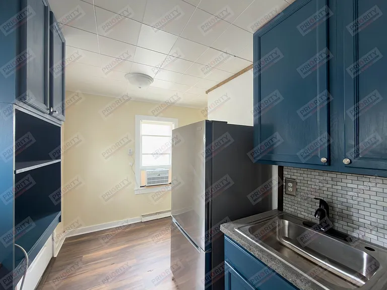 702 S Gillette Ave — Photo 6