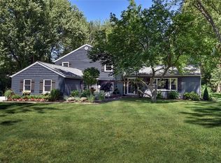 30 Woodside Rd, Chagrin Falls, OH 44022