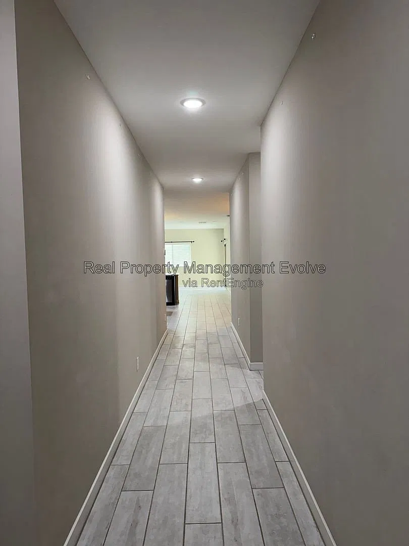 5 bed, 3.0 bath, 2033 sqft, $2,990 — Photo 3