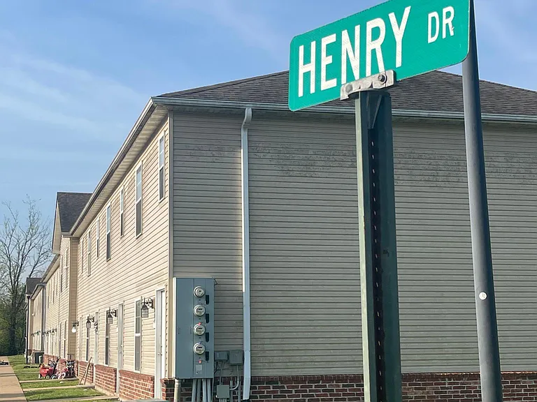 404 Henry Dr — Photo 12