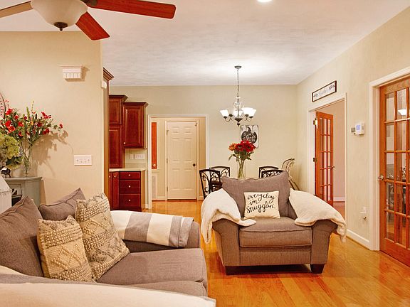 5th image of 105 Hickory Lake Ln