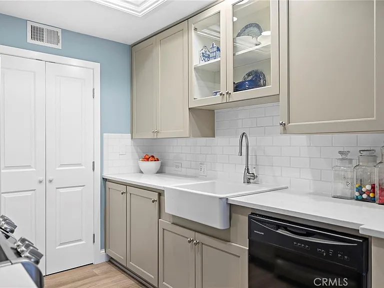 140 Villa Point Dr — Photo 16