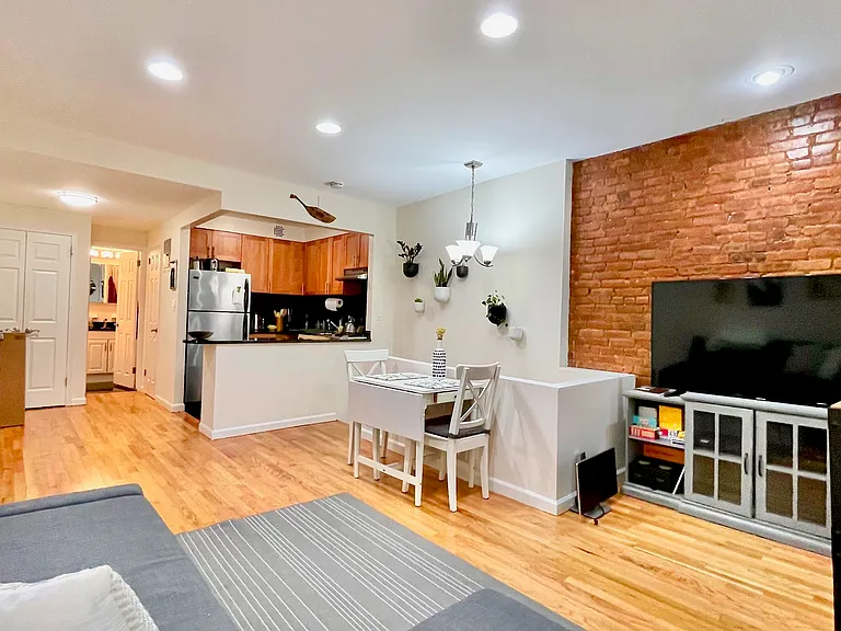 156 W 75th St #1 — Photo 1
