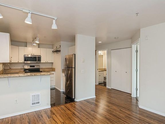 5th image of 323 Queen Anne Ave N APT 513