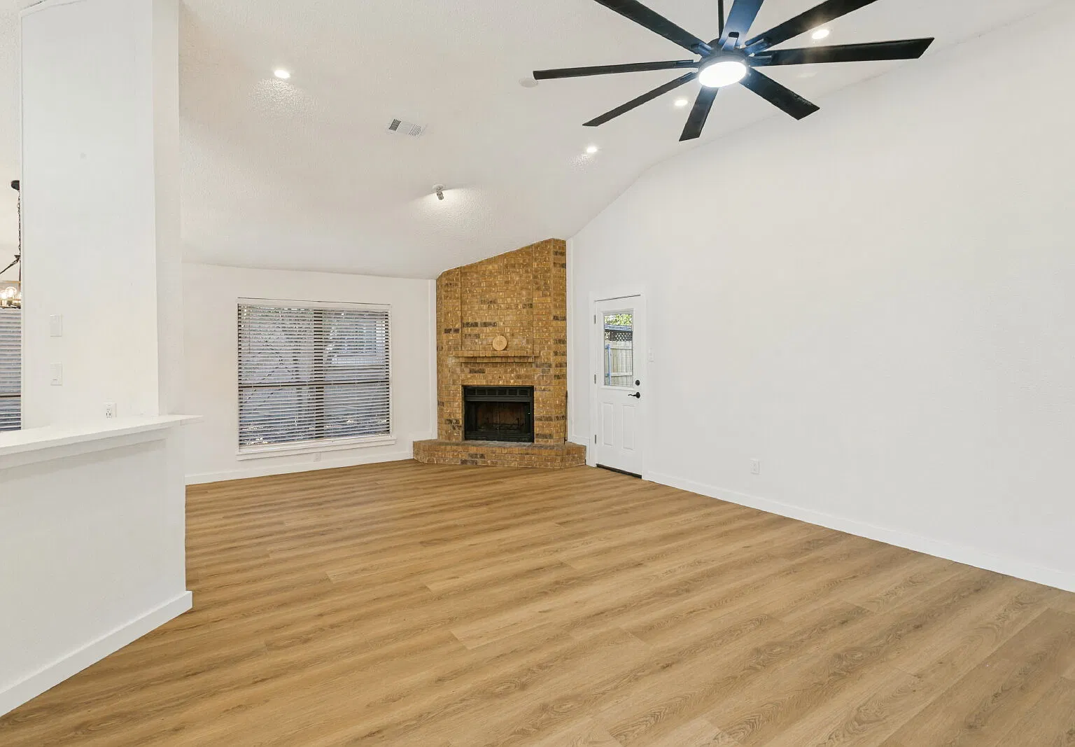 3 bed, 2.0 bath, 1341 sqft, $2,150 — Photo 3