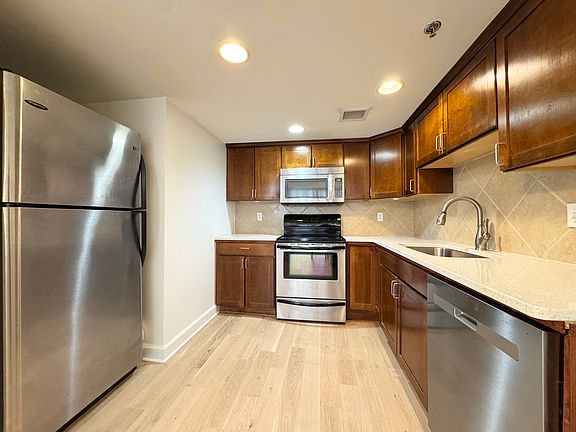 3rd image of 600A Admiral Blvd #807A