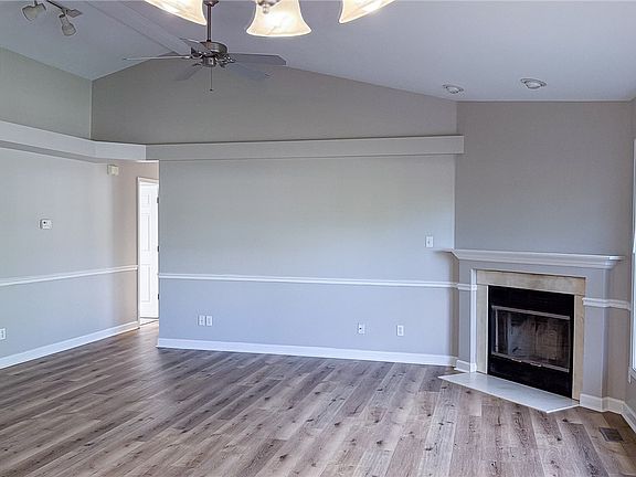 5th image of 704 S Sunny Ln